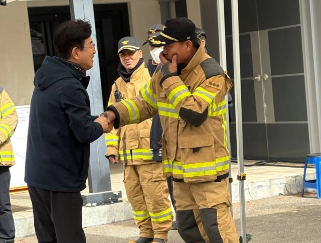 ▲허태정 대전시장 예비후보가 22일 예산 산불 현장을 찾아 소방대원들을 격려하고 있다.    </div>

    <div class=
