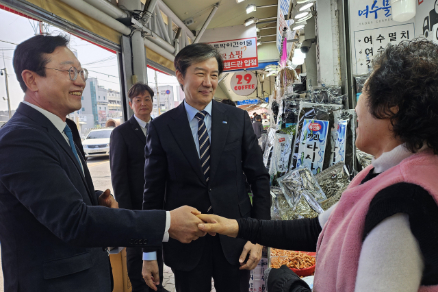 ▲조국혁신당 조국(가운데) 대표가 22일 오전 전남 여수시를 방문해 여수시장 출마를 선언한 명창환 전 전남도 행정부지사와 상인들을 만나고 있다.    </div>

    <div class=