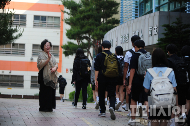 ▲등교 중인 학생들의 모습.(자료사진. 본 기사와 직접적인 관련이 없음)    </div>

    <div class=