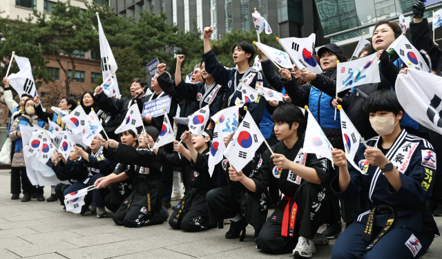 ▲22일 서울 종로구 옛 주한일본대사관 앞에서 열린 일본의 독도침탈 규탄 결의대회에서 독도향우회와 독도재단 소속 회원들이 구호를 외치고 있다. 이날 일본 시마네현은 다케시마의 날 행사를 개최했다.    </div>

    <div class=