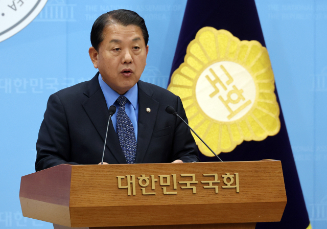 ▲경기지사 선거 출마를 선언했던 더불어민주당 김병주 의원이 22일 국회 소통관에서 긴급 기자회견을 열고 경기도지사 출마 공식 철회를 발표하고 있다.    </div>

    <div class=