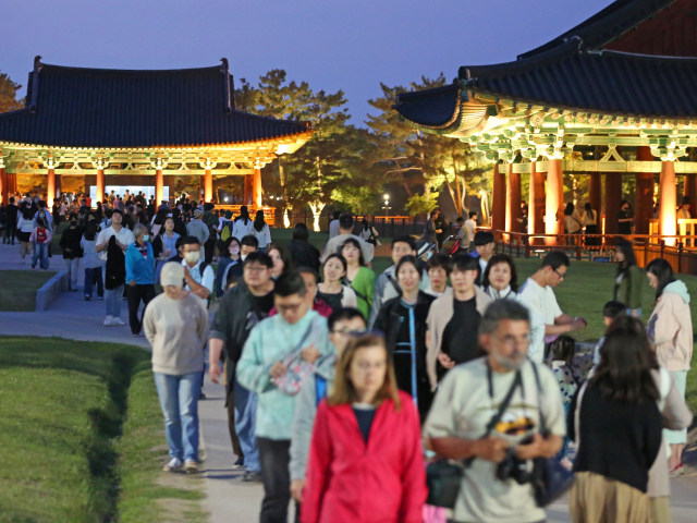 ▲야간 조명 아래 관광객들로 붐비는 경주 동궁과 월지 일대    </div>

    <div class=