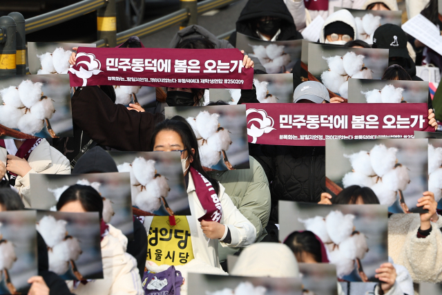 ▲동덕여자대학교 재학생연합 회원들이 3일 서울 종로구 북인사마당 앞에서 열린 동덕여대 재단을 규탄하는 집회에서 동덕여대 교화인 목화 팻말을 들고 구호를 외치고 있다. ⓒ연합뉴스