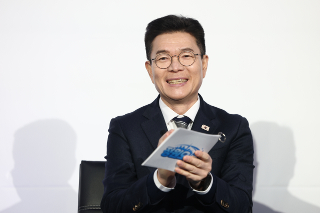 ▲정원오 성동구청장이 8일 서울 올댓마인드 문래에서 열린 북콘서트에서 손뼉 치고 있다. ⓒ연합뉴스