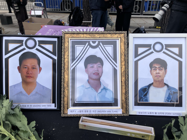 ▲산재 사망한 이주노동자 두웅 반탄(왼쪽), 응웬 반 뚜안(중간), 톰 소띠에 씨의 영정 사진. ⓒ프레시안(손가영)