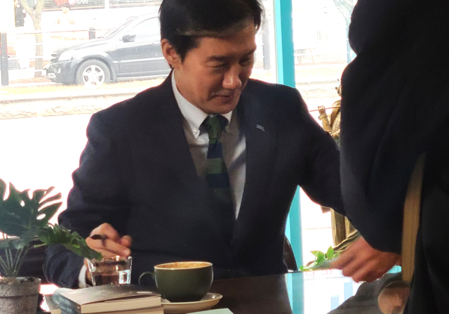 ▲조국 조국혁신당 대표가 15일 오후 4시 30분부터 익산시 하나로에 있는 한 카페에서 '조국의 선택' 저자 사인회를 개최했다. ⓒ프레시안