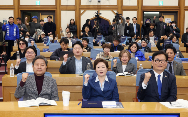 ▲15일 국회 의원회관에서 열린 '뉴이재명을 논하다' 토론회에서 더불어민주당 이언주 최고위원(앞줄 가운데), 김영배 의원(왼쪽), 송영길 전 대표 등 참석자들이 기념 촬영을 하고 있다. ⓒ연합뉴스