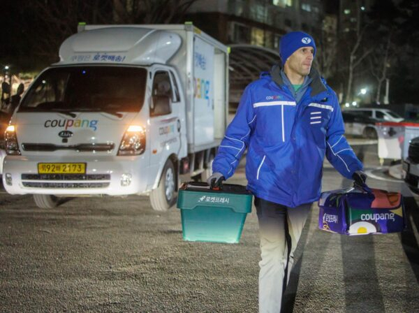 ▲로저스 대표가 프레시백을 들고 배송업무를 하고 있는 모습. ⓒ쿠팡