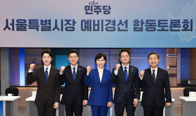 ▲20일 서울 마포구 JTBC에서 열린 더불어민주당 서울시장 예비경선 합동토론회에서 예비후보들이 기념 촬영하고 있다. 왼쪽부터 김형남, 정원오, 전현희, 박주민, 김영배 예비후보. ⓒ연합뉴스