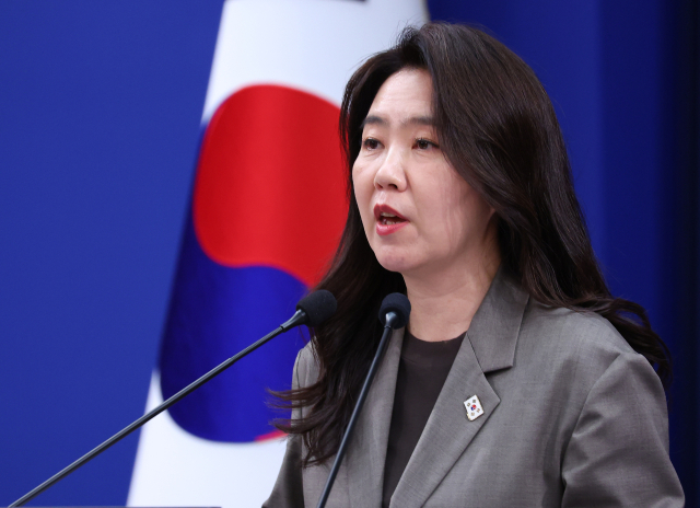 ▲강유정 수석대변인이 지난 13일 청와대 춘추관에서 이날 열린 한-폴란드 정상회담 관련 브리핑을 하고 있다.    </div>

    <div class=