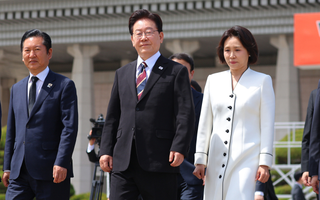 ▲인도·베트남을 국빈방문하는 이재명 대통령과 김혜경 여사가 19일 성남 서울공항에서 공군 1호기로 이동하고 있다.    </div>

    <div class=