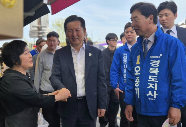 ▲더불어민주당 정청래 대표(가운데)가 지난 18일 경북 경주 황리단길에서 오중기 경북도지사 후보(오른쪽) 지원사격에 나섰다.    </div>

    <div class=