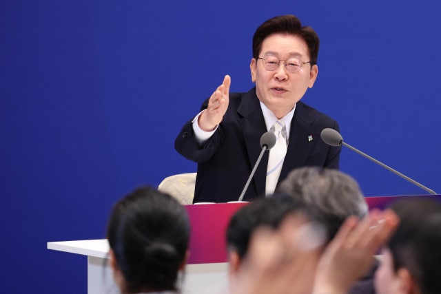 李대통령 "주가, 아직도 약간 저평가됐다고 생각…국민연금도 올라가"
