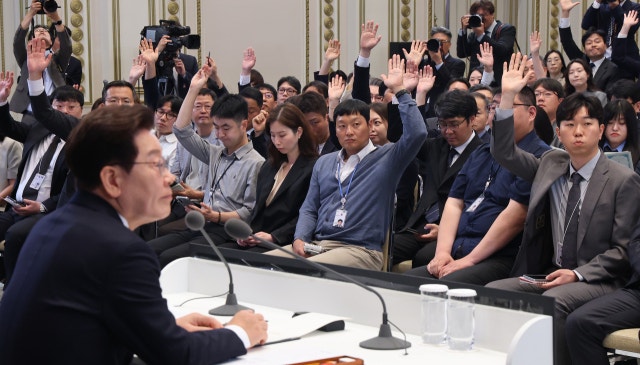 李대통령 "<b>조작기소 특검</b>? 법과 상식대로…공소 잘못됐으면 취소해야"