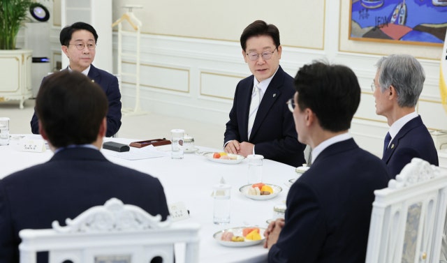 李대통령 "감사조차 할 수 없는 선관위…방임할 수 없는 상황"