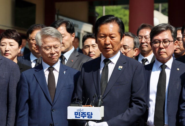 민주당 지도부, 광주에서 대충돌…정청래 면전 '명청대전' 폭발