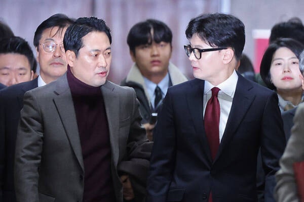"한동훈이 채워준 술잔 장동혁이 비워"…장동혁·한동훈·이준석 한자리에