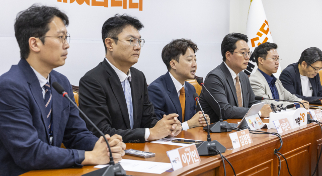 ▲개혁신당 이준석 대표가 18일 국회에서 열린 최고위원회의에서 정이한 전 부산시장 후보 피습 자작극 의혹과 관련해 사과 발언을 하고 있다. ⓒ연합뉴스