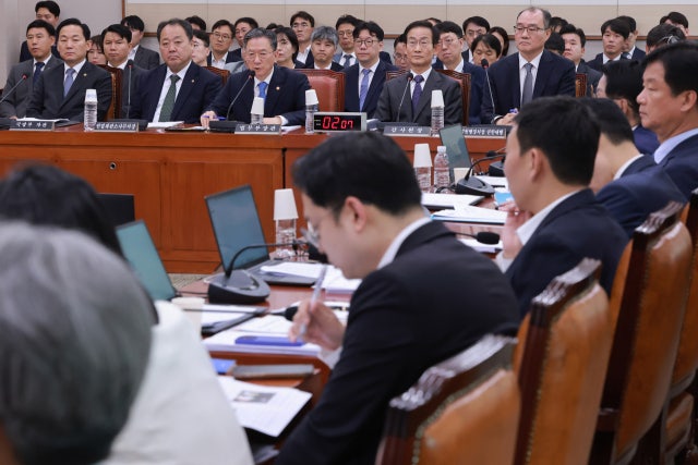 "윤석열 영치금 12억, 358회 걸쳐 인출…정치후원금이냐"