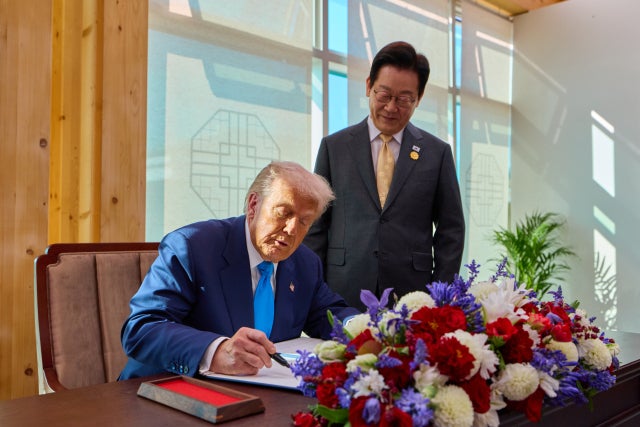 [속보] <b>트럼프</b> "한미합동<b>훈련 축소</b> 지시했다…나와 김정은은 매우 좋은...