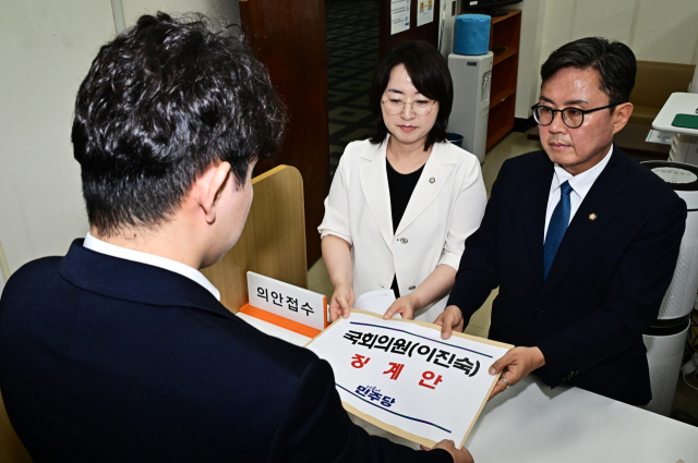 ▲더불어민주당 전남광주통합특별시당위원장인 안도걸 의원(오른쪽)과 원내대변인인 이주희 의원이 21일 국회 의안과에 국민의힘 이진숙 의원에 대한 징계안을 제출하고 있다.    </div>

    <div class=