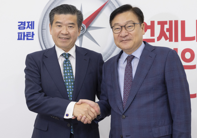 ▲국민의힘 정점식 원내대표(오른쪽)가 21일 국회를 방문한 제임스 김 주한 미국상공회의소(암참) 회장 겸 대표이사를 만나 악수하고 있다.    </div>

    <div class=