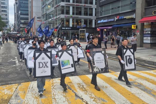 ▲삼성전자 동행노조 조합원들이 21일 1인당 자사주 1000주 지급 등을 요구하며 삼성전자 서초사옥 주변에서 행진하고 있다.    </div>

    <div class=
