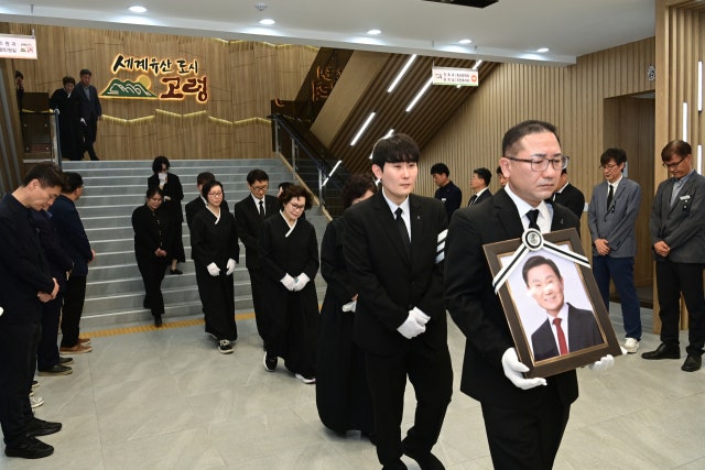 고(故) <b>이남철</b> 고령군수 <b>영결식 엄수</b>...1000여명 추모물결