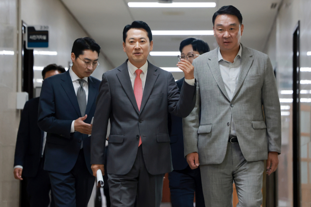 ▲국민의힘 장동혁 대표가 23일 국회에서 여권의 재제청 요구를 거부한 조희대 대법원장에 대한 공세, 비무장지대(DMZ) 내 지뢰 추정 폭발 사고 등 현안과 관련해 입장을 밝히기 위해 기자회견이 열리는 회의실로 향하고