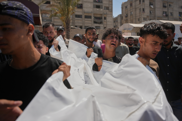 ▲ⓒMourners carry the body of Palestinian Abdullah Moussa,30,who was killed in an Israeli airstrike,during his funeral