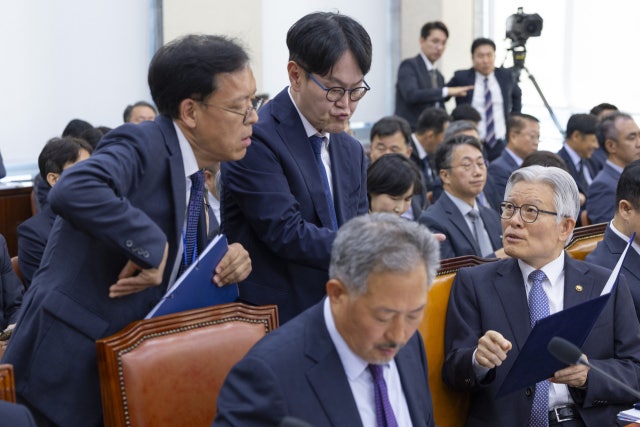 국감서 '덧신 면접' 논란…<b>인사혁신처장</b> "하이힐에 소음 피해" 황당 답변