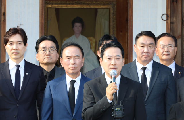 ▲장동혁 대표가 5일 박정희 전 대통령의 배우자인 고 육영수 여사의 충북 옥천 생가를 방문해 역사 왜곡 논란을 빚고 있는 영화 암사자(들) 규탄 기자회견을 하고 있다.ⓒ연합뉴스