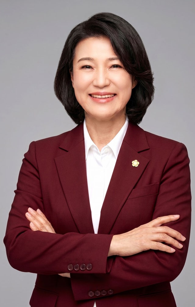<b>이진숙</b> 의원, “대통령 부모 <b>묘소</b>는 예외인가”...봉화 농지 원상회복 ...