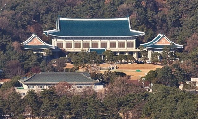 靑 "李<b>대통령</b>, <b>골프장</b>서 상가 붕괴 사고 보고…정치 공방 유감"