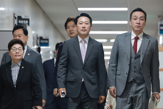 ▲국민의힘 장동혁 대표가 12일 국회에서 열린 최고위원회의에 참석하기 위해 회의실로 향하고 있다. ⓒ연합뉴스