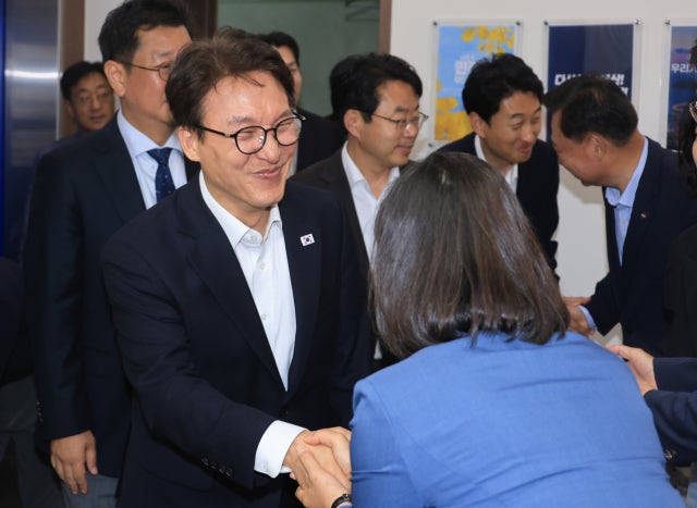 <b>김민석</b>, <b>지역축제</b>서 '인사말 위한 <b>공연 중단</b>' 논란에 결국 사과