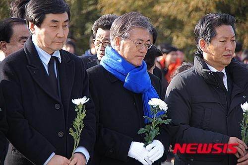 [종합]문재인, 노무현 전 대통령 묘역 <b>참배</b>