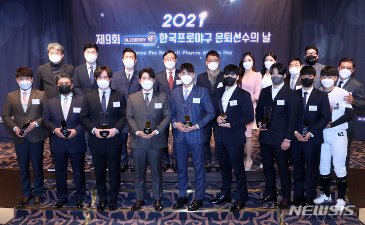 기념촬영하는 참석자들