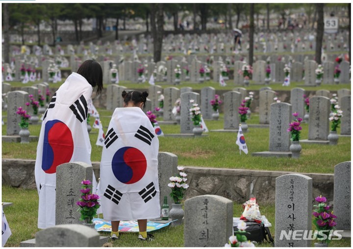 6월6일 <b>현충일</b> 조기는 이렇게 다세요