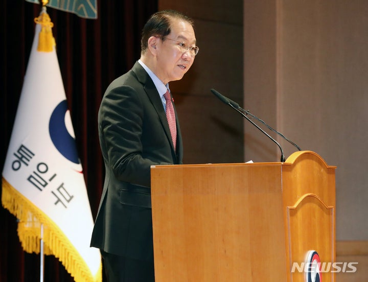 통일부 <b>시무식</b>, <b>인사말</b>하는 권영세 장관