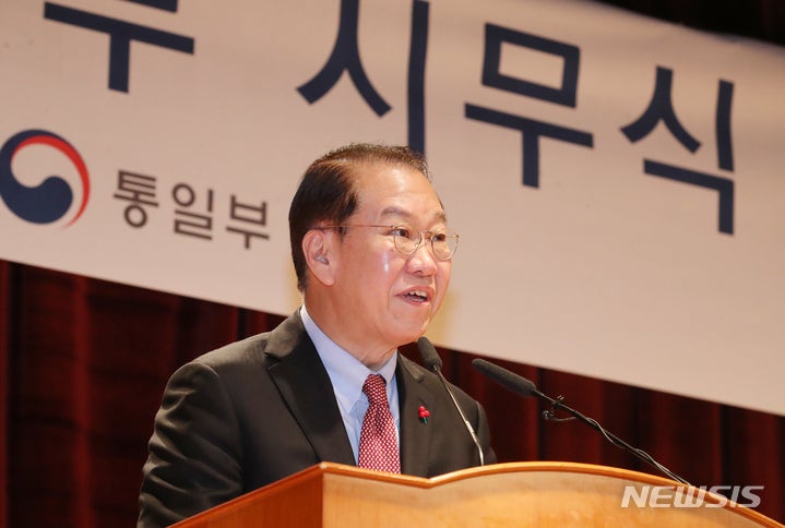 통일부 <b>시무식</b>, <b>인사말</b>하는 권영세 장관