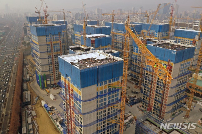 부동산 침체에 건설사 실적 '희비'…해외·신사업으로 '돌파구'
