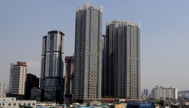 분양권 전매제한 풀리자 수억대 프리미엄…거래는 '글쎄'