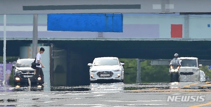 도로 중앙분리대도 무너뜨린 <b>대구</b> 무더위