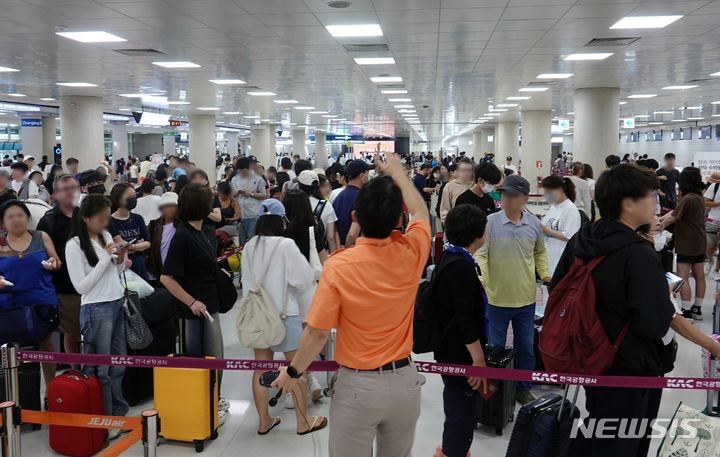 태풍 '카눈' 북상에 <b>인천</b><b>공항</b> 항공편 16편 운항 차질