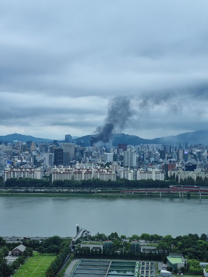 <b>강남</b> 호텔 공사장서 <b>화재</b> 발생…"인명 피해 없어"