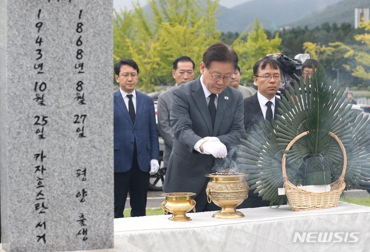 이재명, <b>홍범도 장군</b> 묘역 참배…"흉상 이전, 용서 못할 매국 행위"(종합)