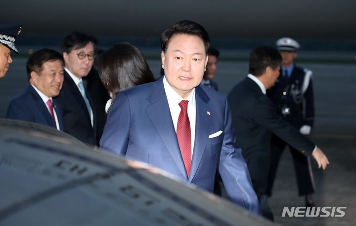 尹 "우크라 23억불 지원"…우크라 재건주 급등[핫스탁]