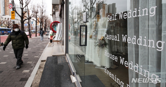 [서울=뉴시스] 서울 마포구 웨딩의거리 내 상점에 진열된 웨딩드레스 모습. (사진=뉴시스 DB). photo@newsis.com