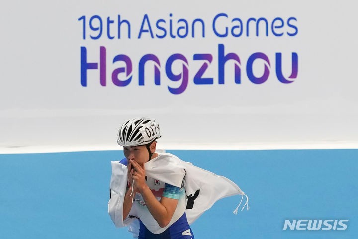 '만세'에 金 놓친 남자 롤러스케이팅 3000m…여자도 은(종합)